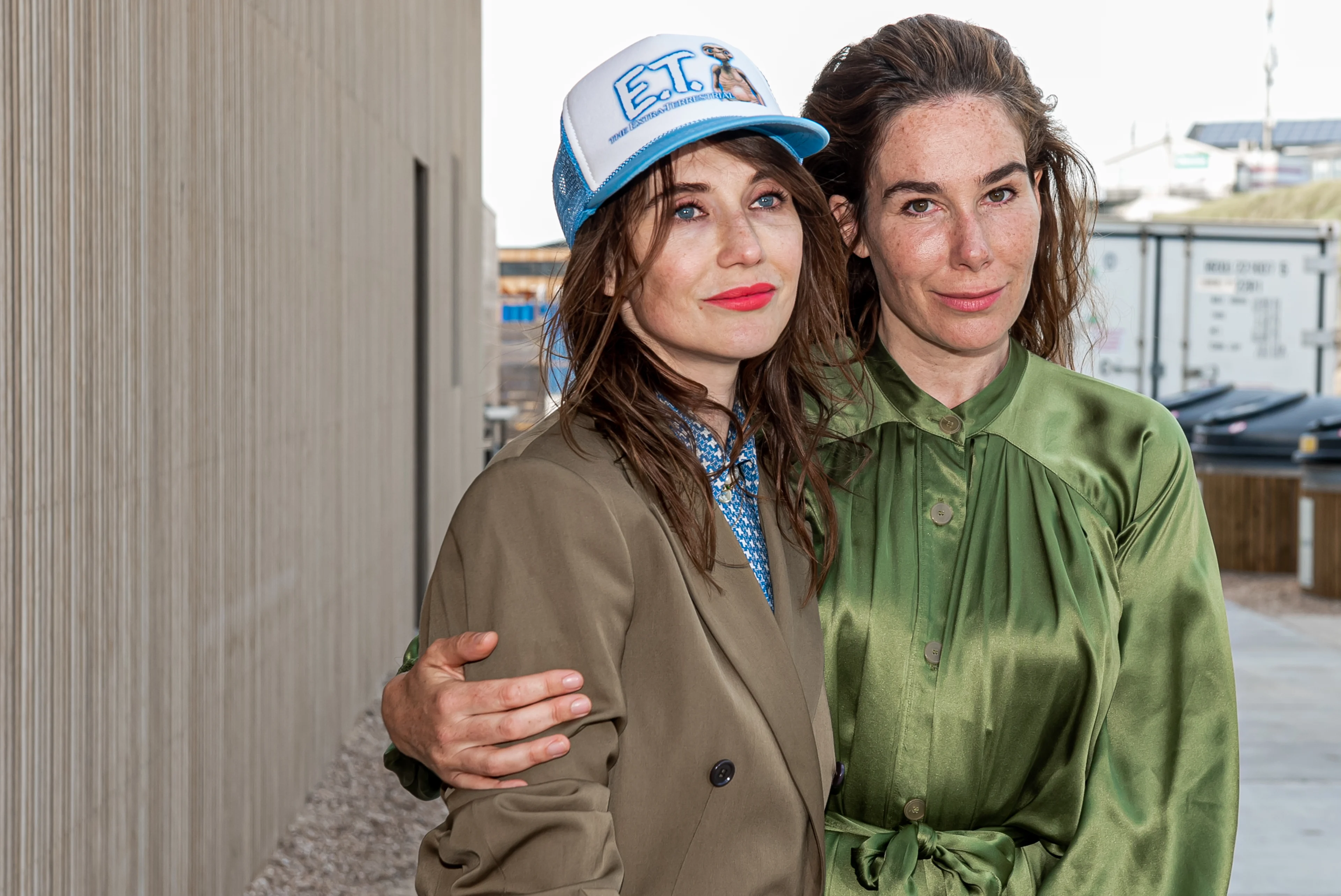 Halina Reijn en Carice van Houten dolblij