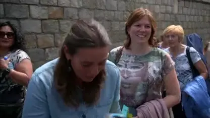 Koning officieel lid van Kousenband-ridders