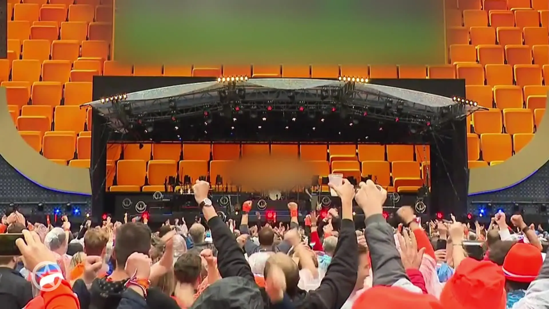 Guus Meeuwis euforisch tijdens EK-wedstrijd kijken in Philips Stadion