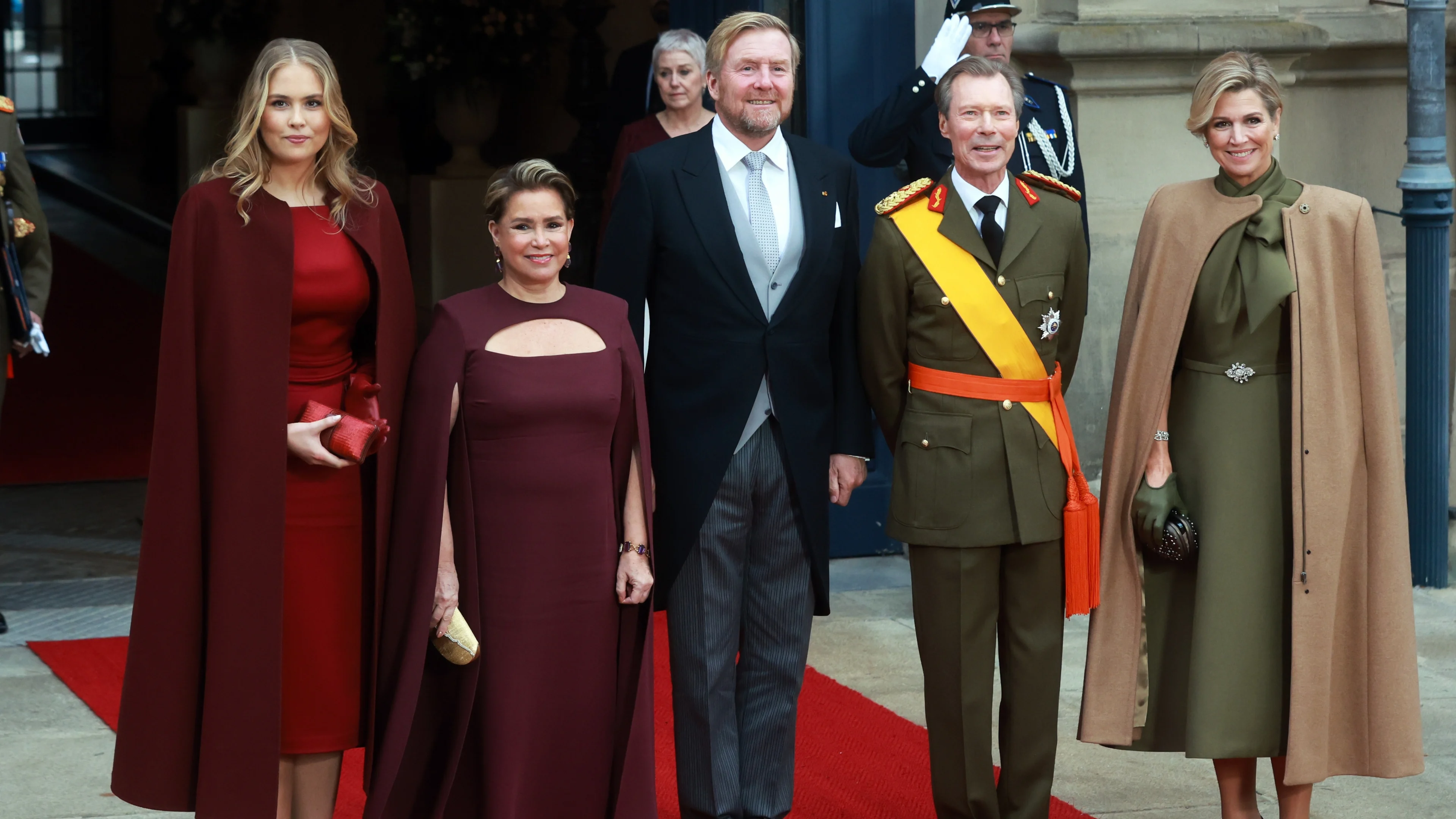 Prinses Amalia maakt kniebuiging voor groothertog Luxemburg