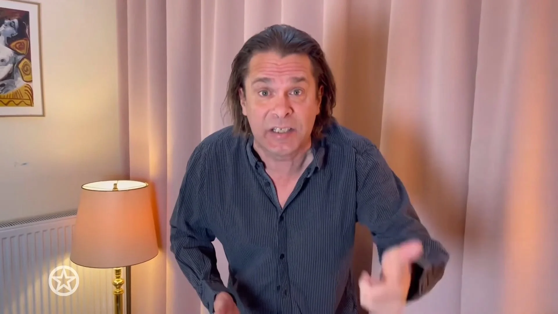 Hans Teeuwen haalt uit naar Kuipers, Rutte en opzet coronapas