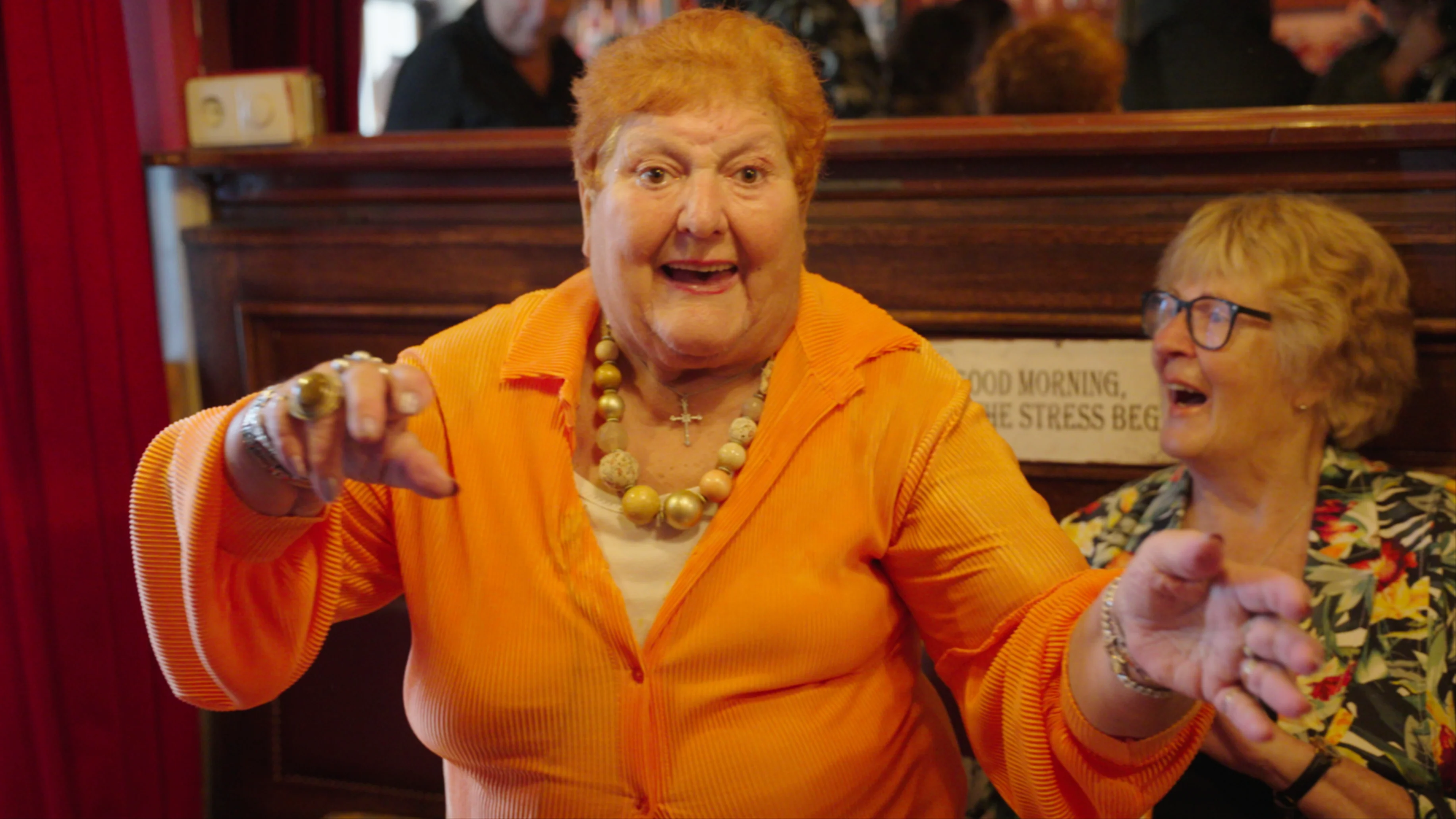 Oma Lida steelt alle harten in Bij Ons op de Wallen 