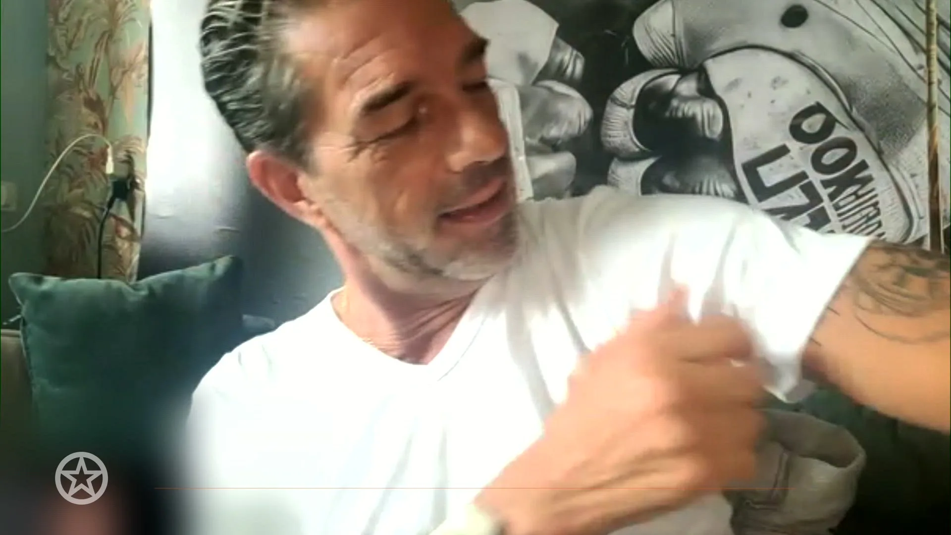 Bondgenoten-Robert laat zijn bijzondere tatoeage zien