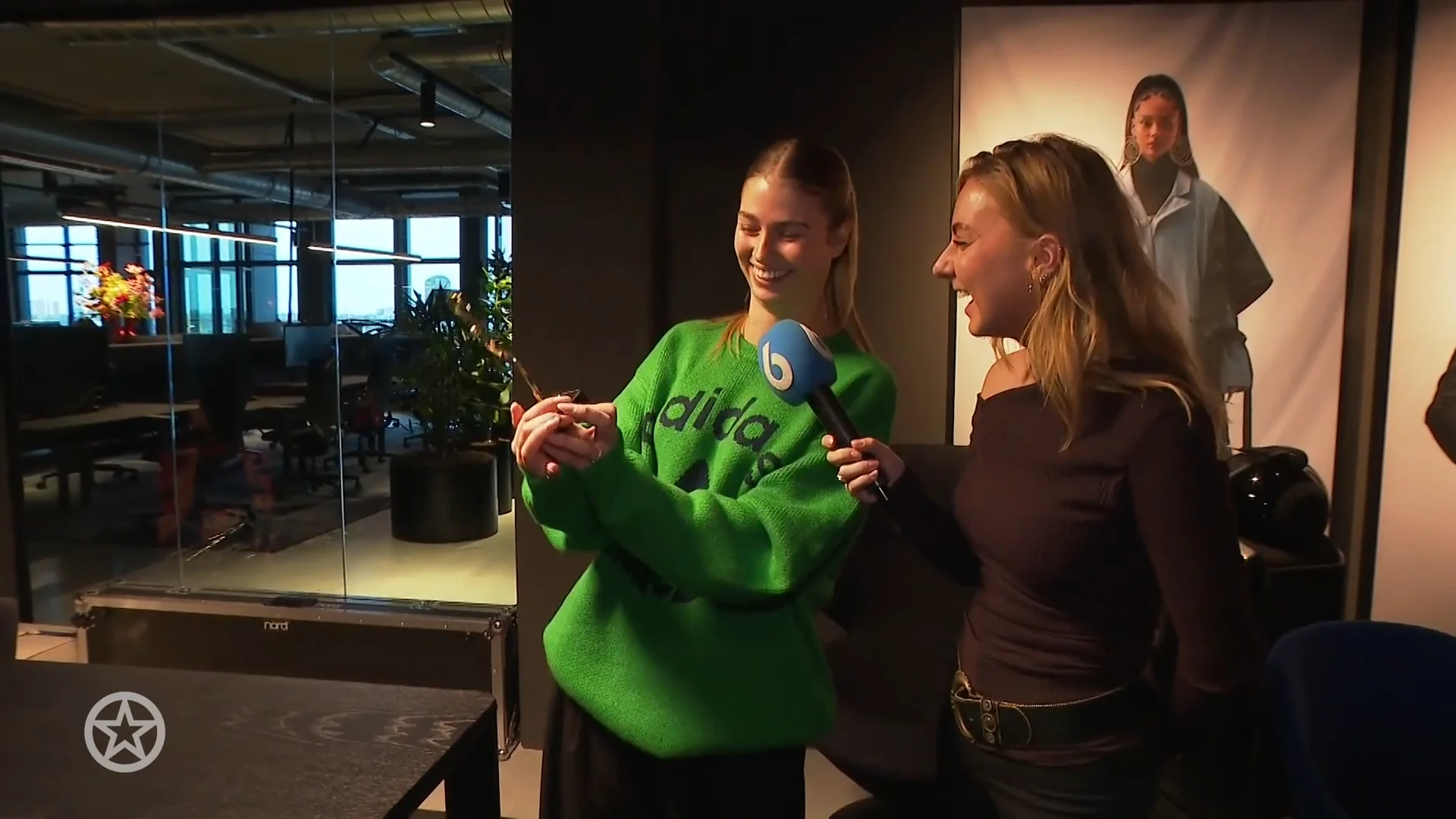 Roxy Dekker verrast met Award: 'Ik ben mijn droomleven aan het leven'