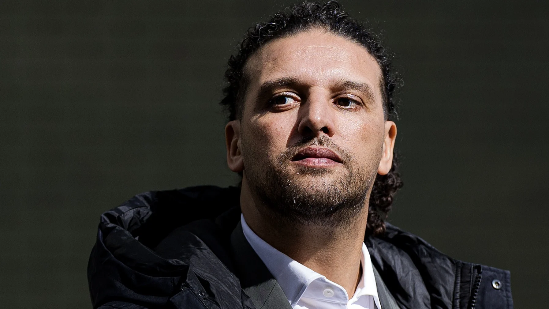 Ali B verbreekt stilte en verdedigt besloten evenement waar hij spreker is