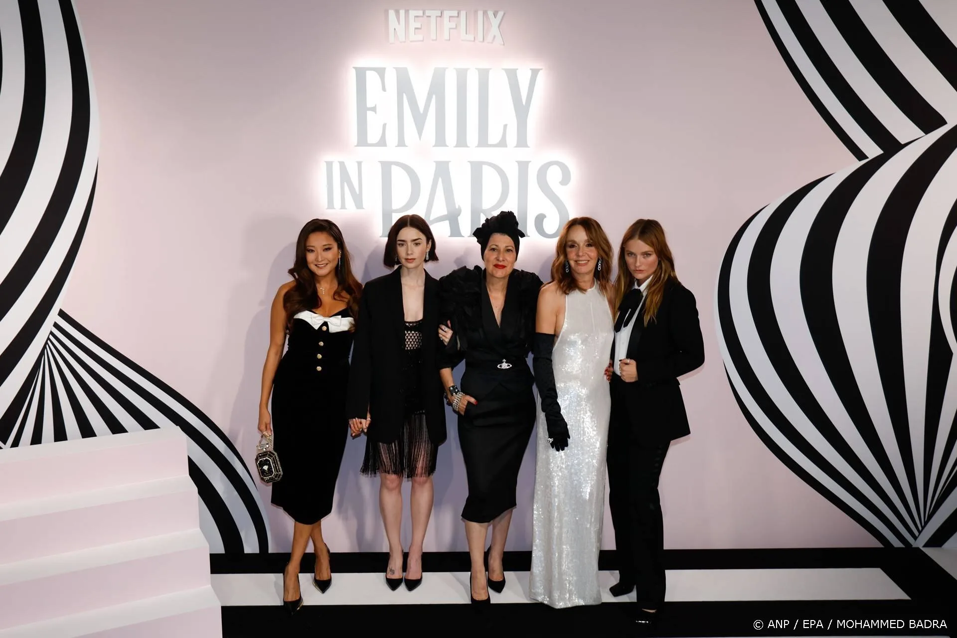 Opnames Emily in Paris stilgelegd na sterfgeval op de set