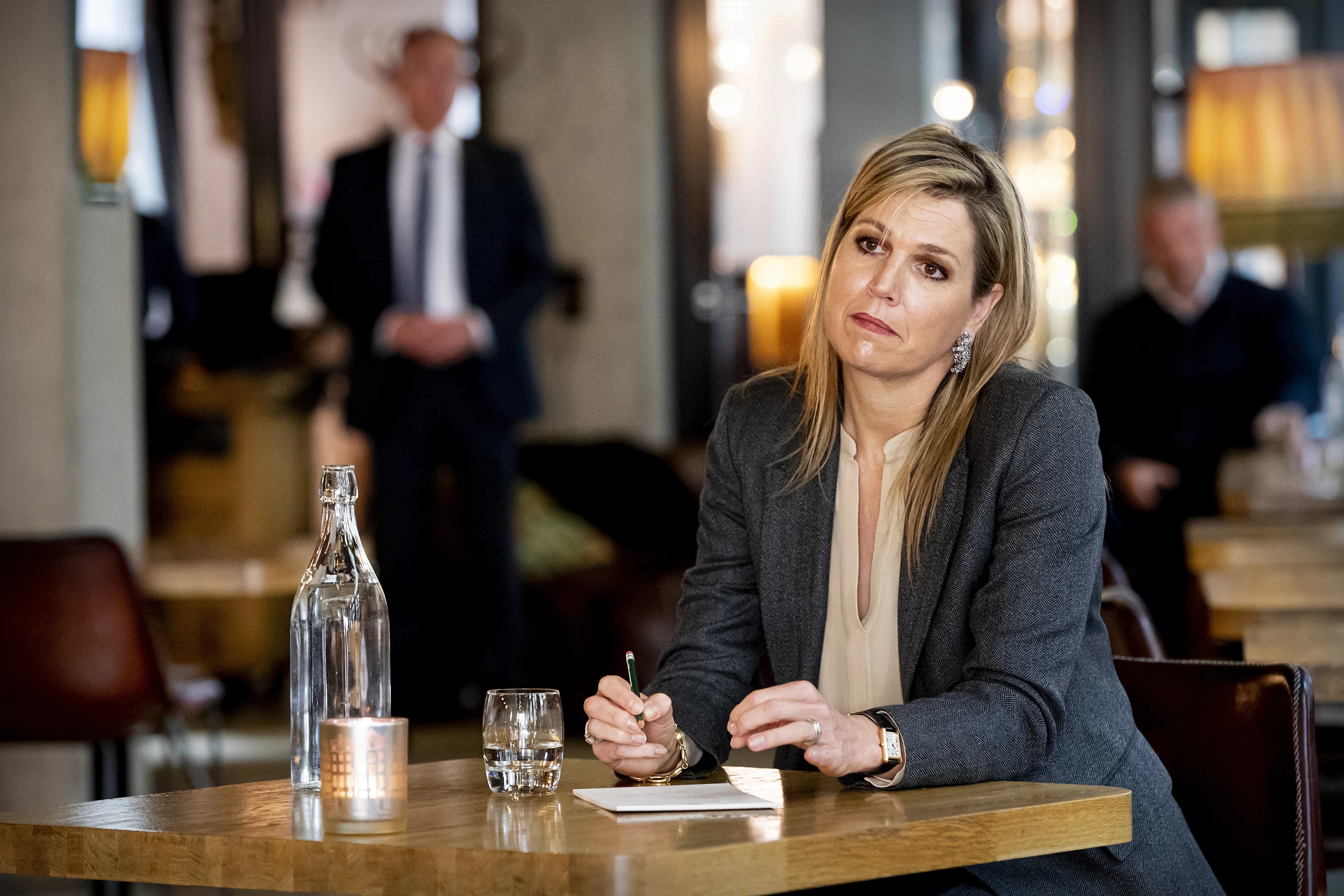 Koningin Máxima draagt mondkapje in Enschede