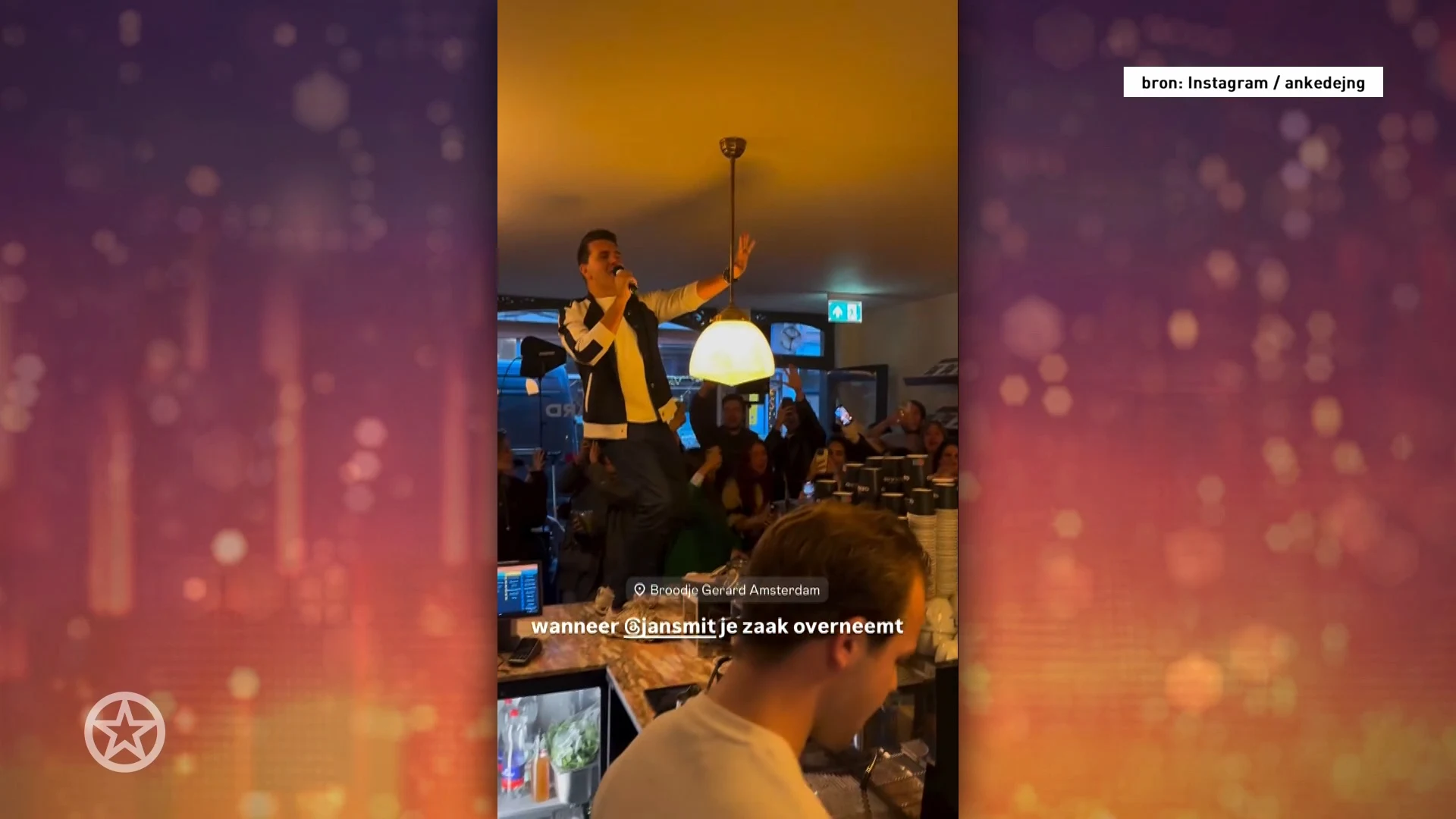 Jan Smit danst in broodjeszaak in Amsterdam