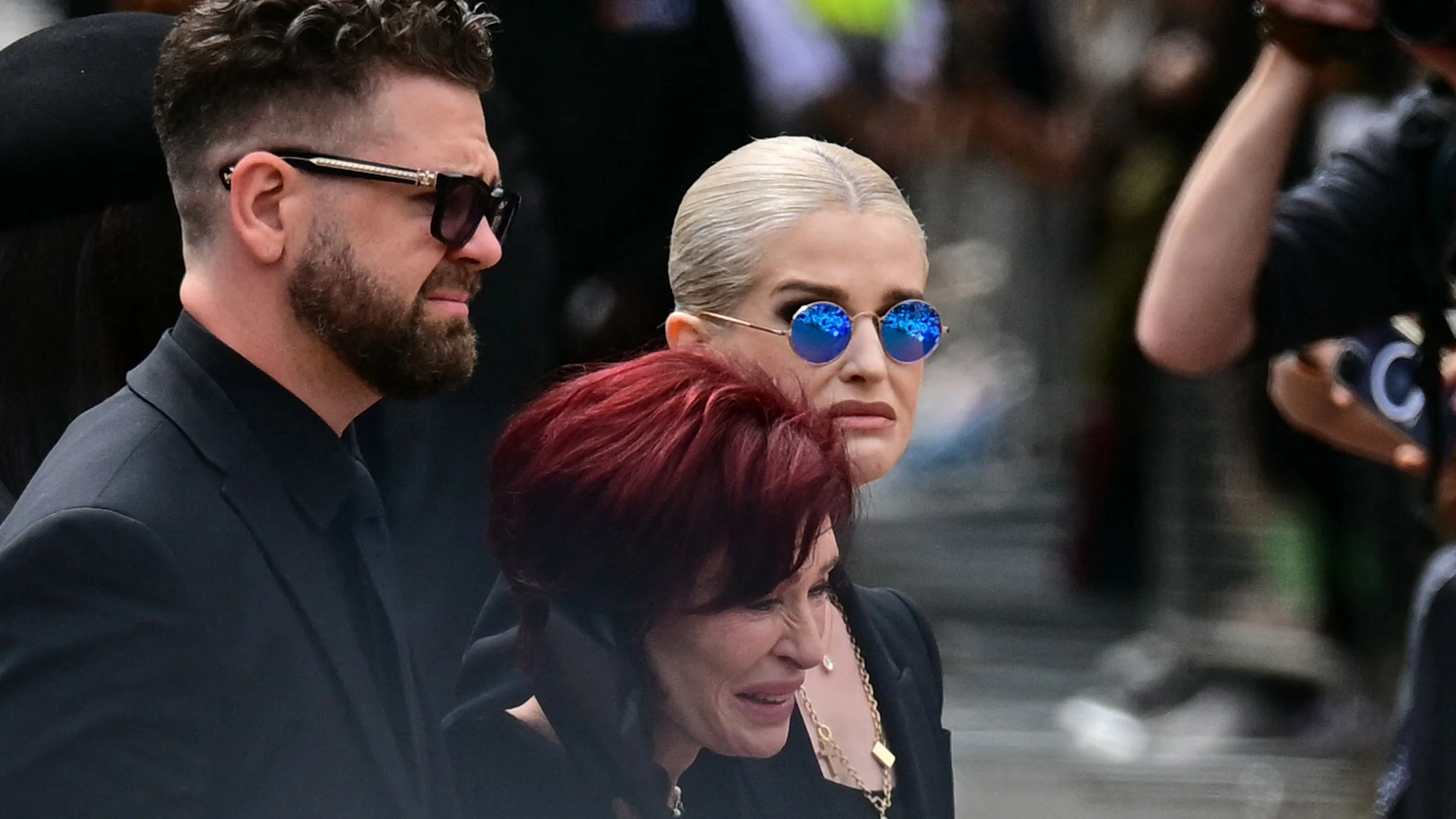 Sharon Osbourne hevig geëmotioneerd bij afscheid Ozzy