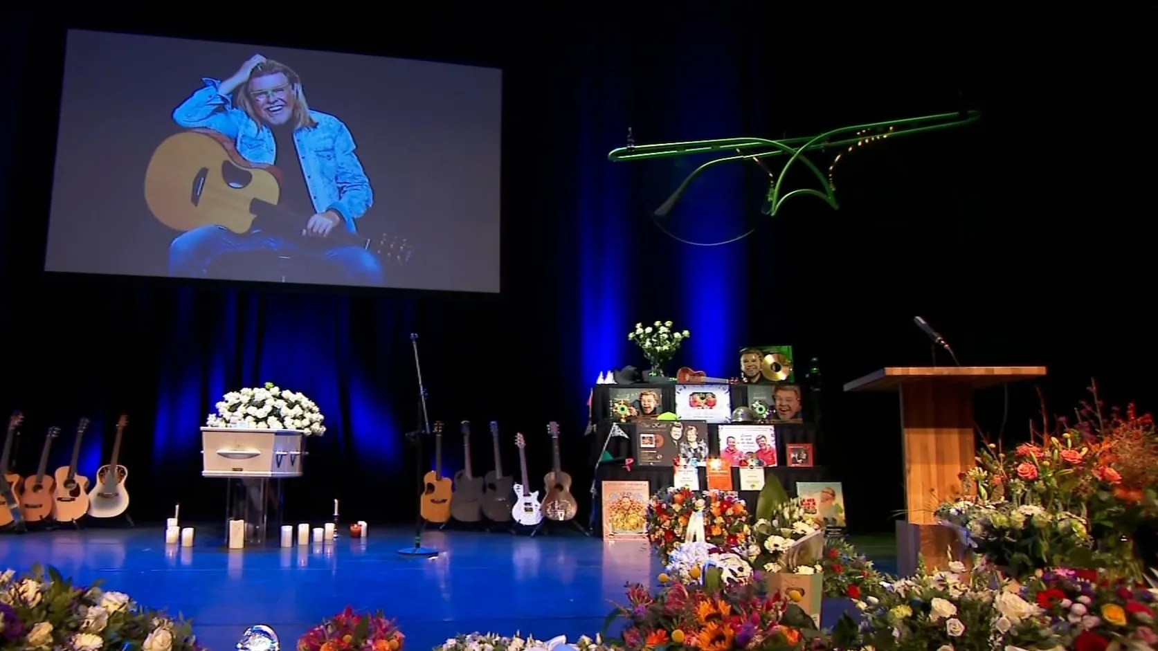 Shownieuws-tafel bespreekt emotionele herdenkingsdienst René Karst