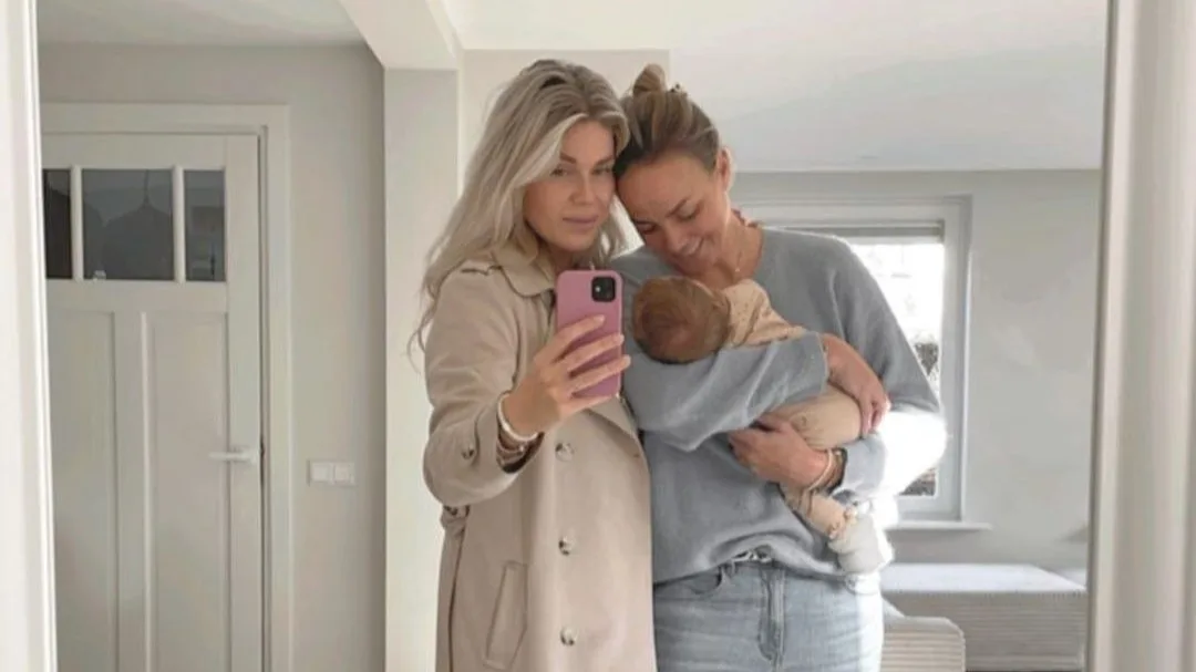 Dochtertje Maartje Paumen afgevoerd met ambulance