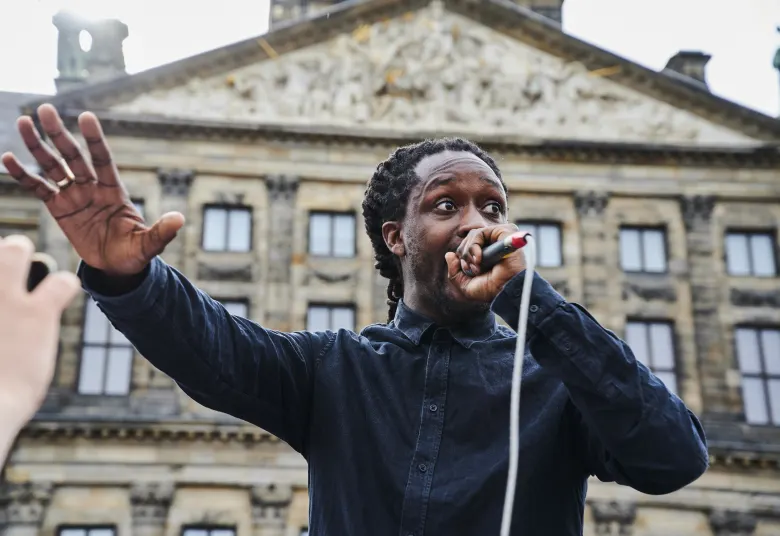 Akwasi wint FunX-award voor maatschappelijke inzet