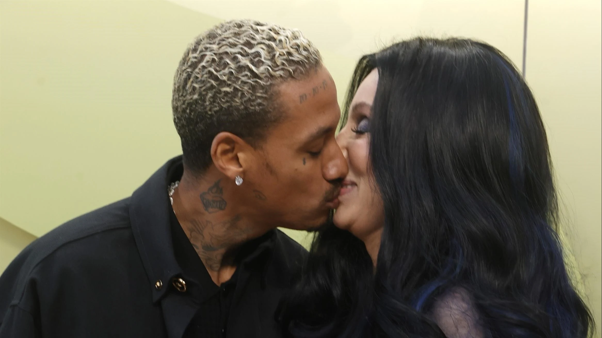 Cher (76) en vriend (37) maken kussend rode loper-debuut