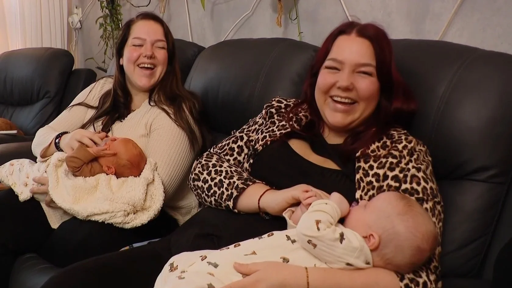 ZIEN: Op kraambezoek bij URK!-tweeling Mathilde en Gerda