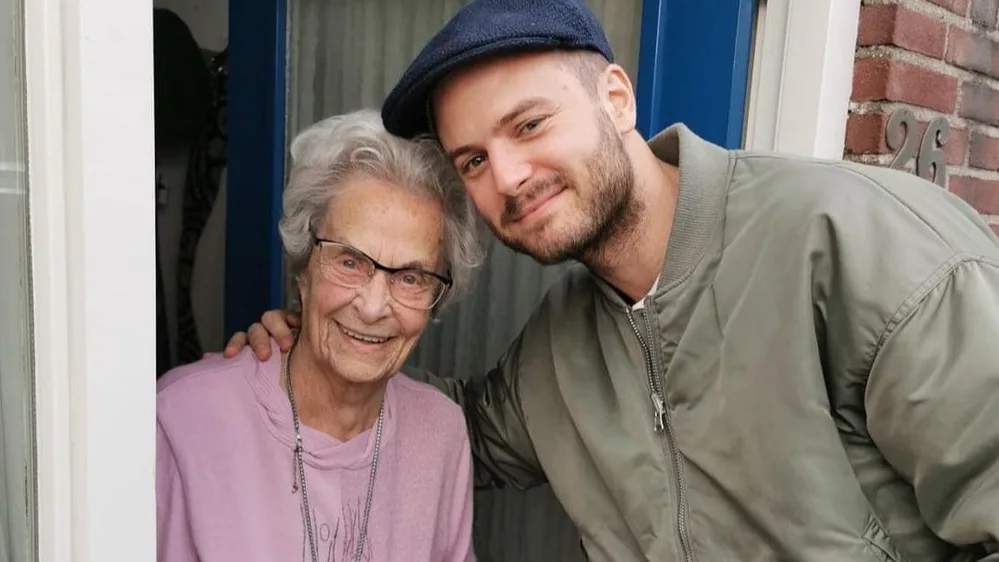 Jim Bakkum bezoekt na maanden weer zijn oma 