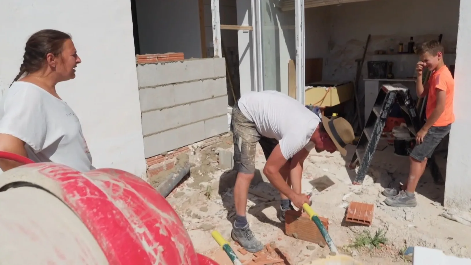 Zoon familie Jelies raakt gewond in Grote Gezinnen Emigreren