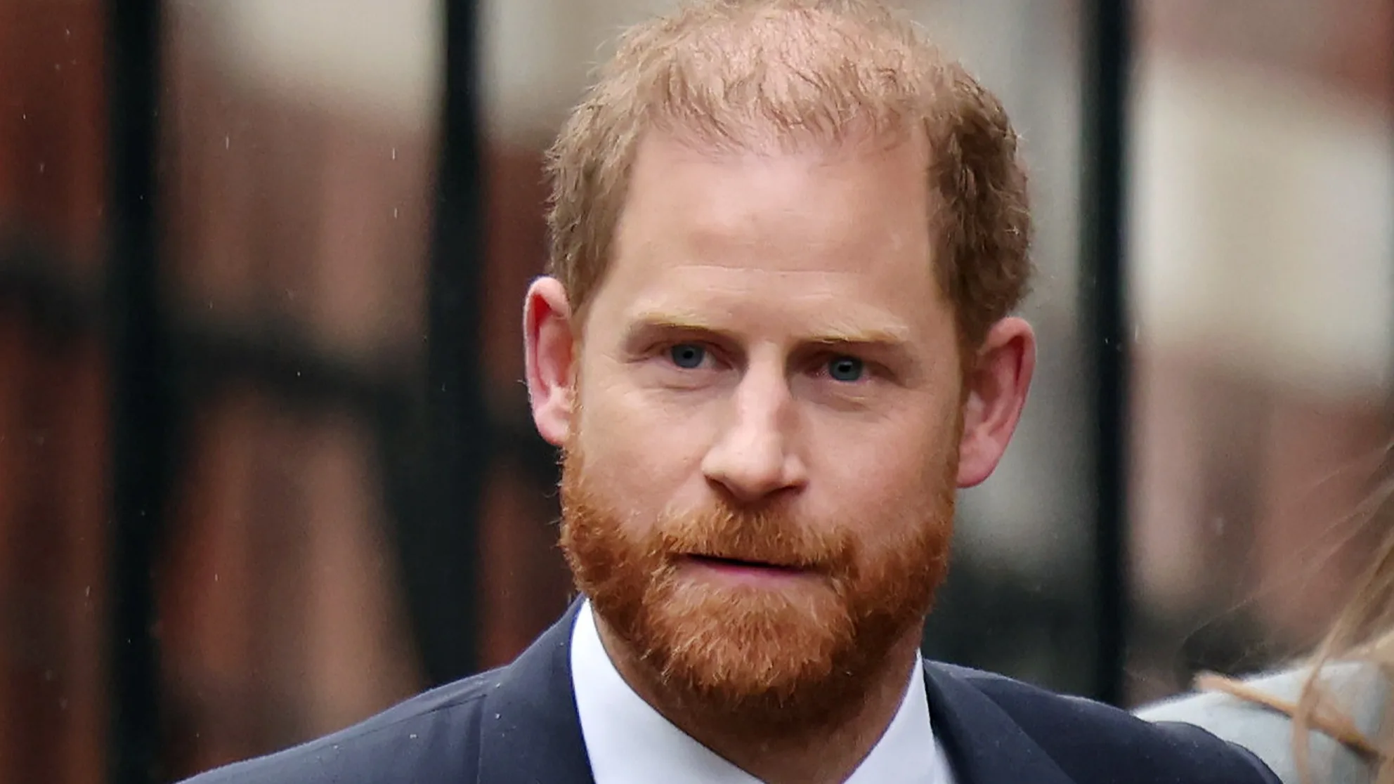 Prins Harry vecht tegen tranen tijdens getuigenverklaring: 'Miserabel'