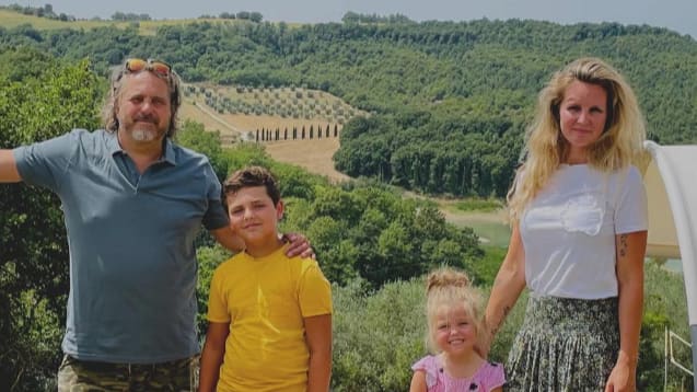 Politie-inval bij gezin Ik Vertrek: 120 uur taakstraf en torenhoge boetes