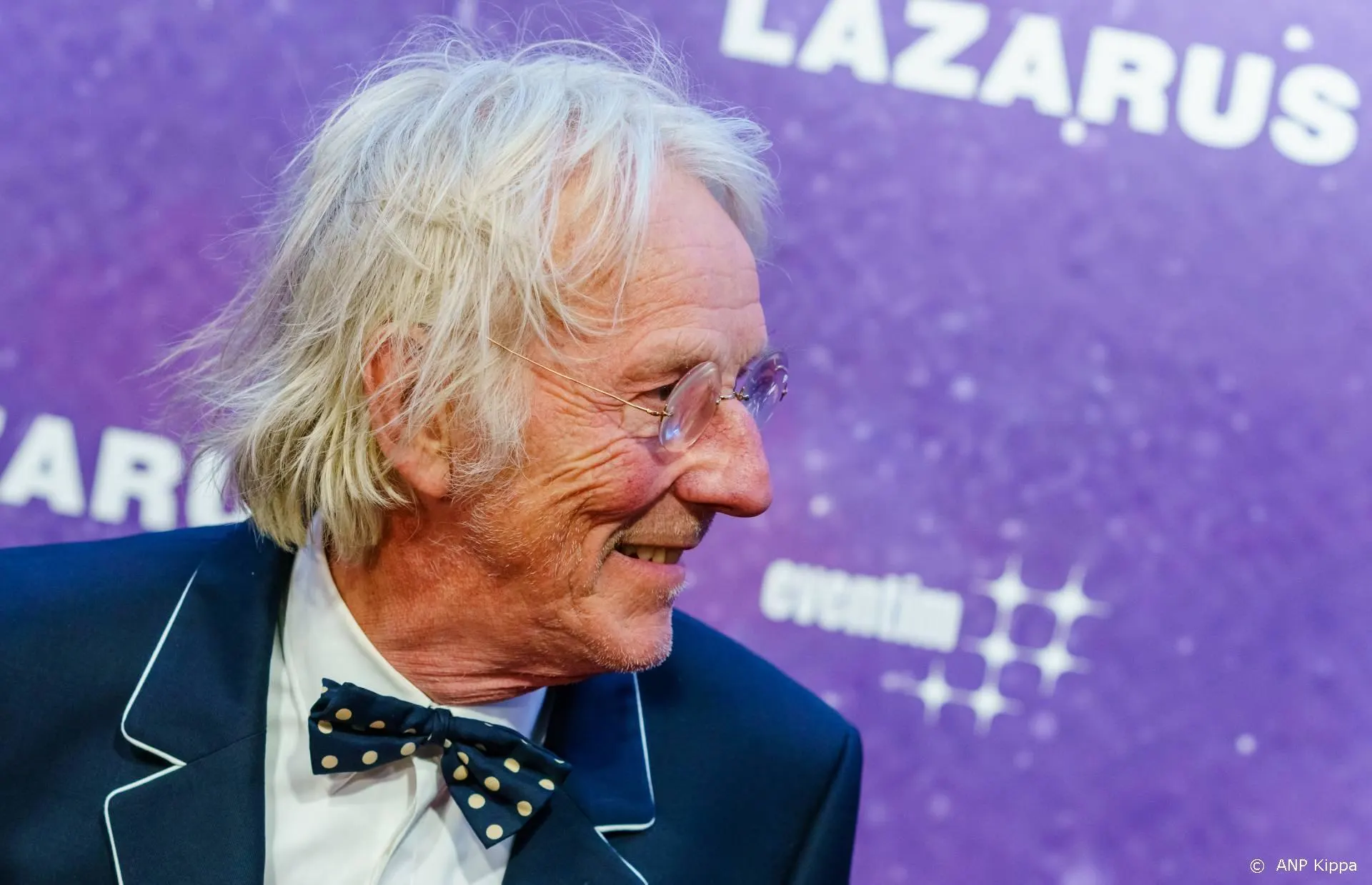 Freek de Jonge staat op de Dam tegen racisme