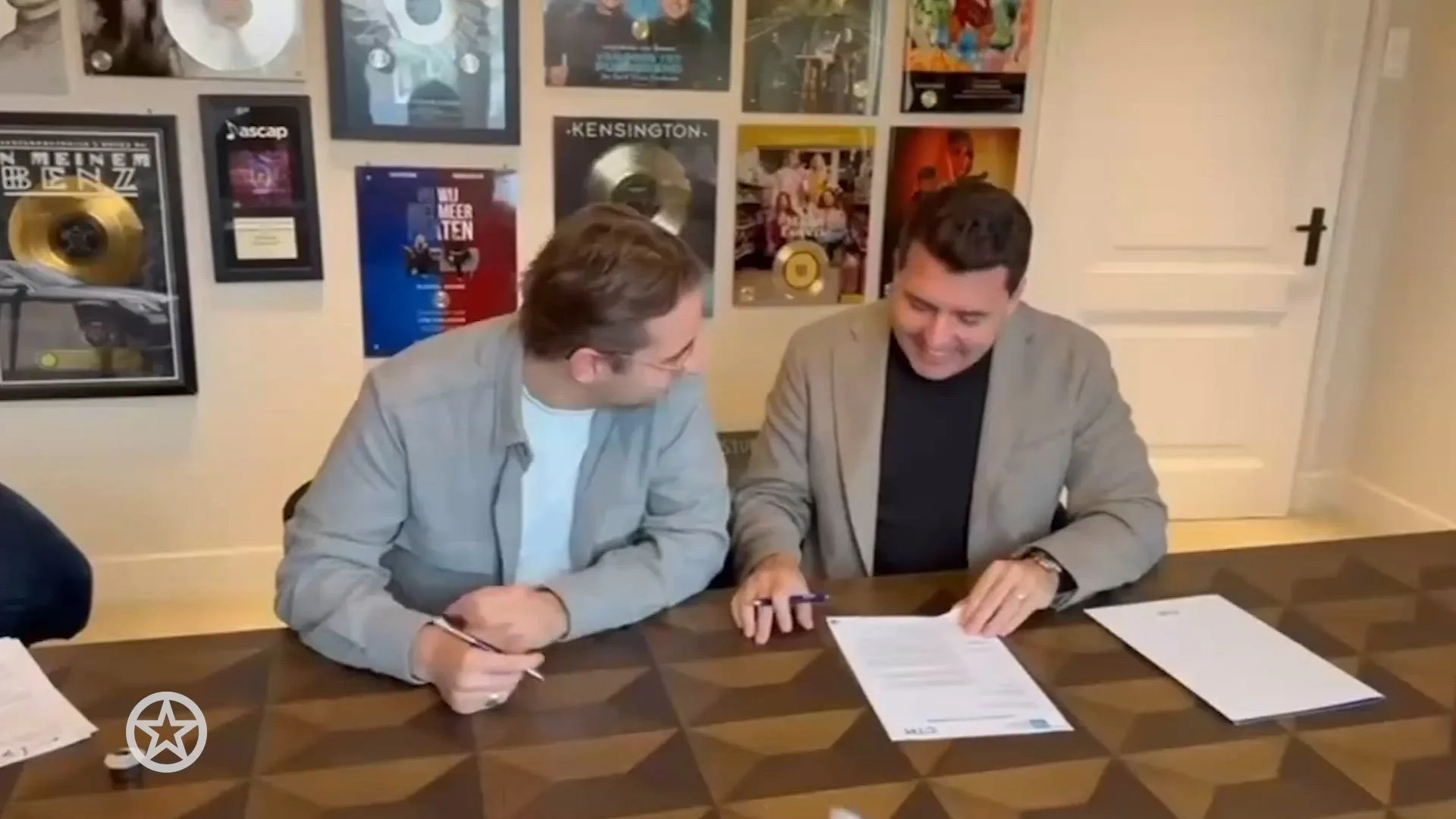 Chris Bauer tekent zijn eerste platencontract bij VoSound