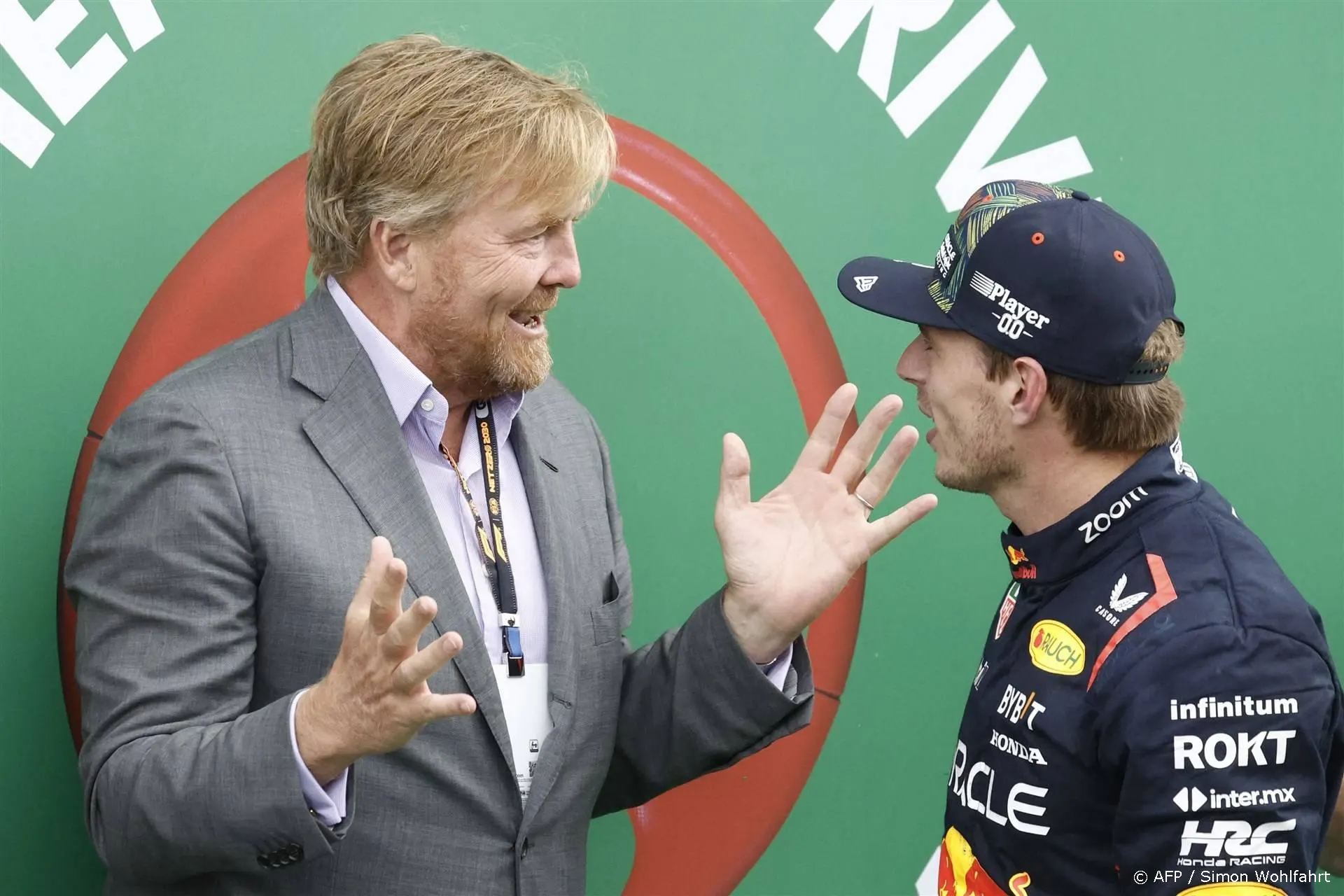 ZIEN: Willem-Alexander scoort met fotobom 