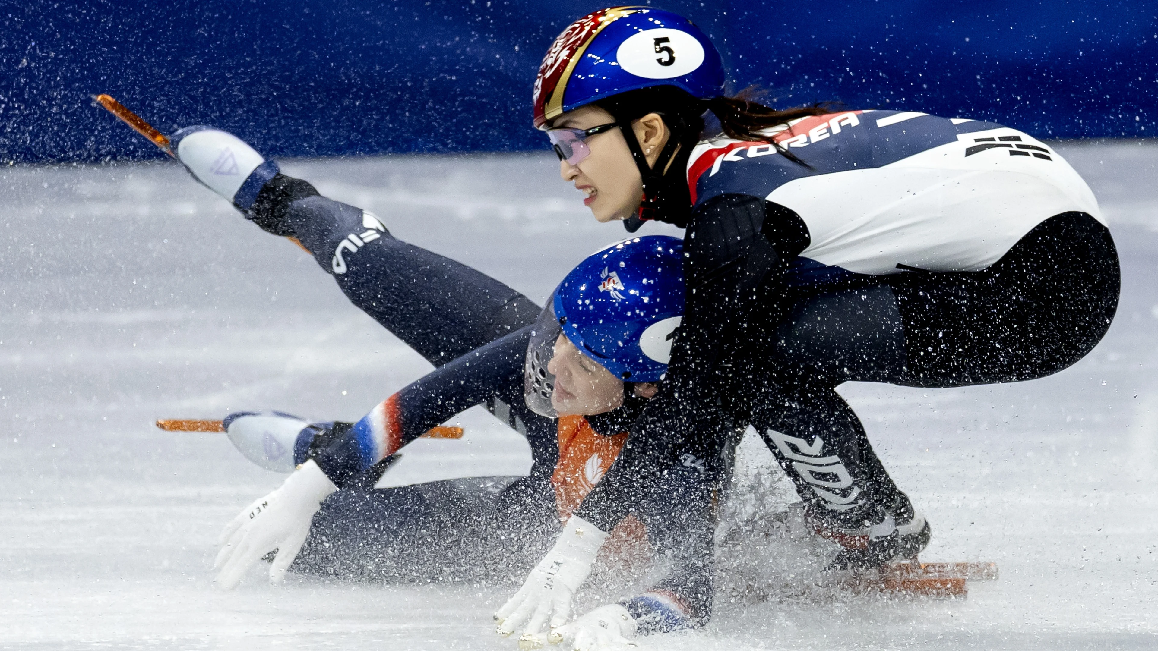 Nederlandse shorttracksters grijpen medaille mis na pijnlijke val
