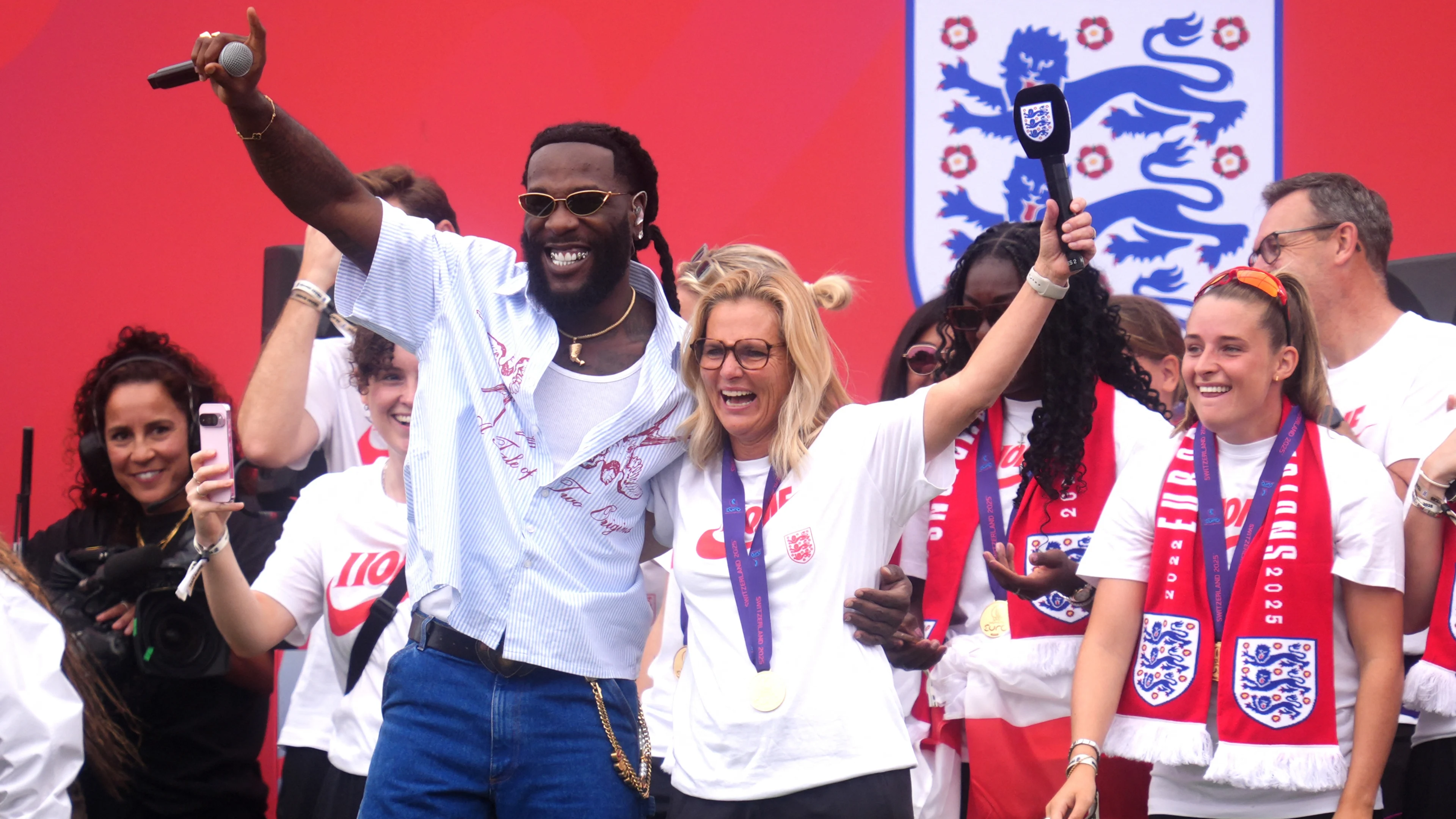 ZIEN: Sarina Wiegman gaat bij huldiging los met haar favoriete artiest