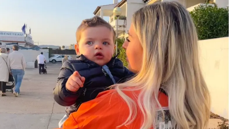 ZIEN: Neefje Max Verstappen klimt achter het stuur