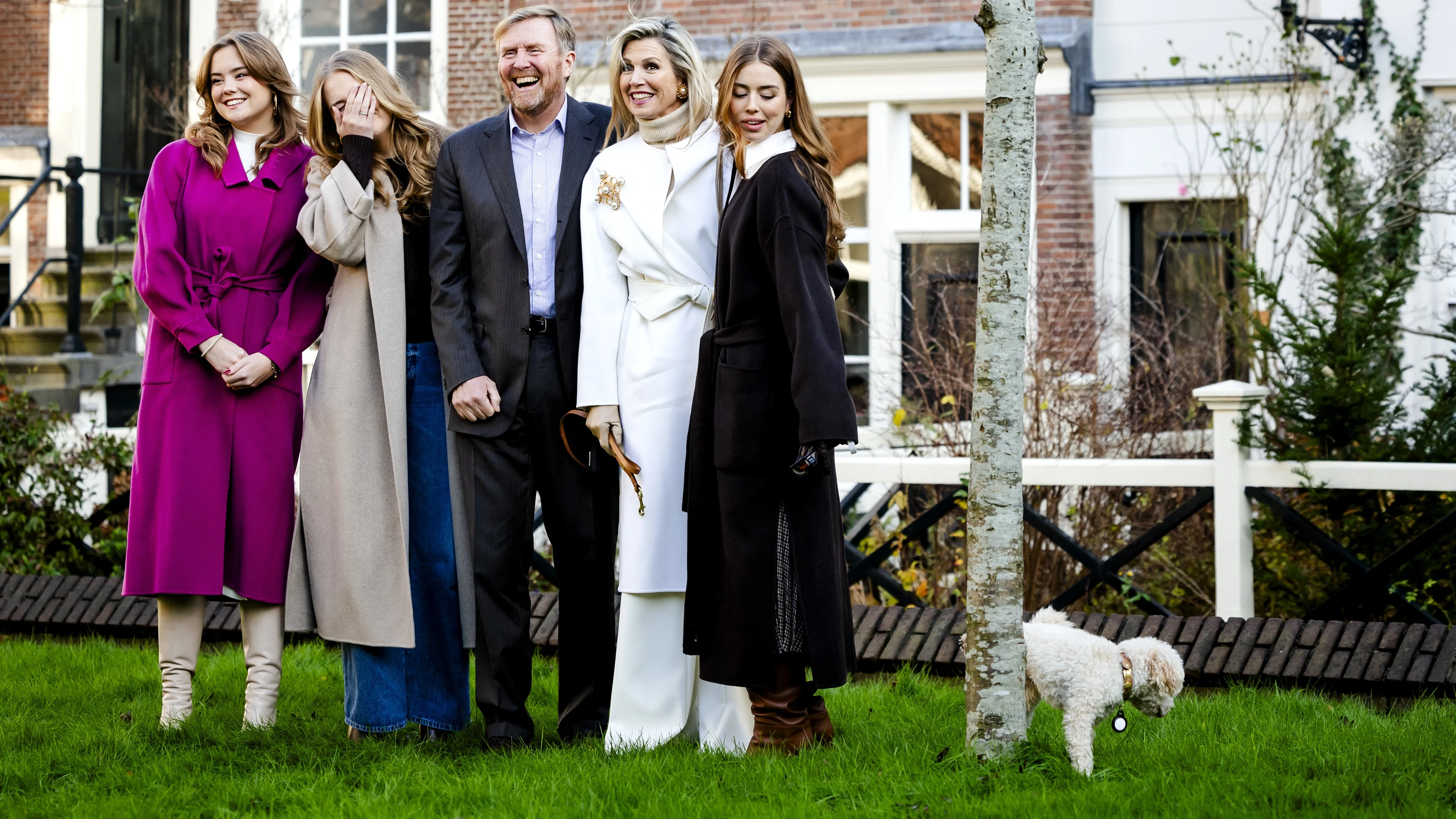 Hondje Mambo piest op koninklijk fotosessie