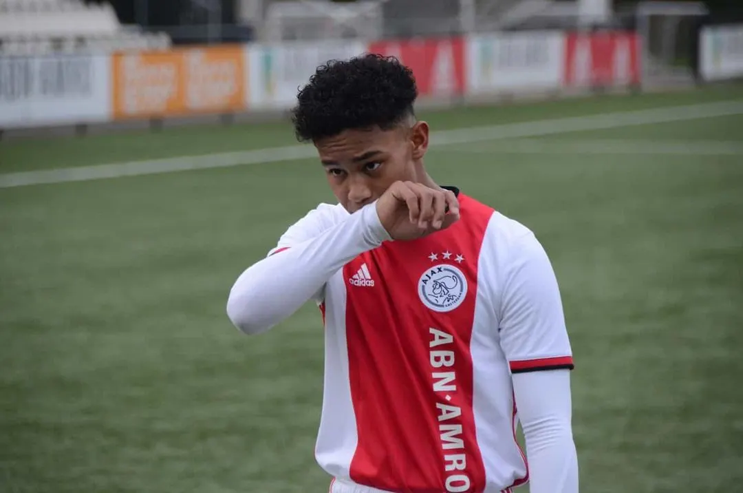 Ajax 'diep geraakt' door overlijden 16-jarig talent Noah Gesser