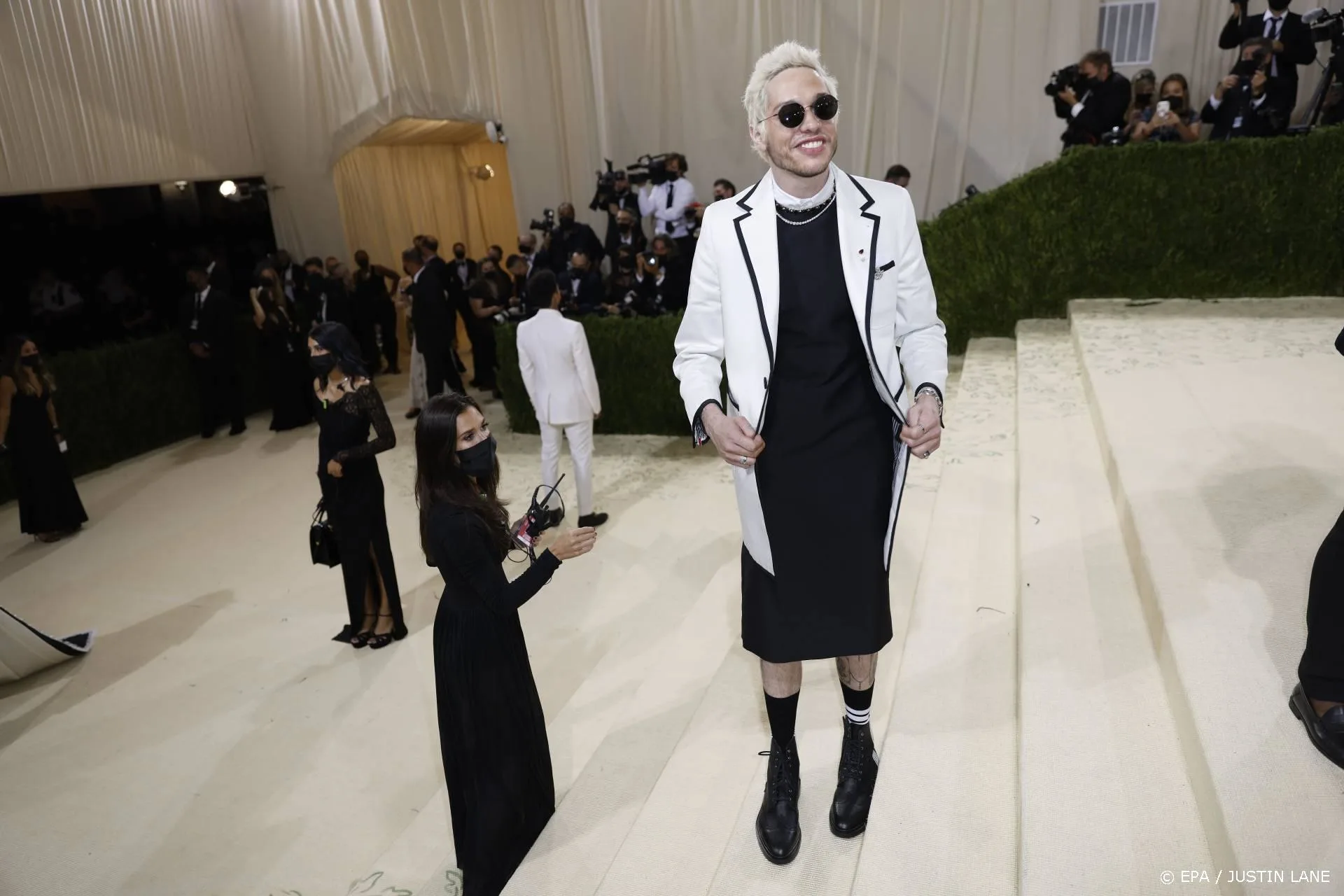 Pete Davidson lacht om bedreiging in liedje Ye West