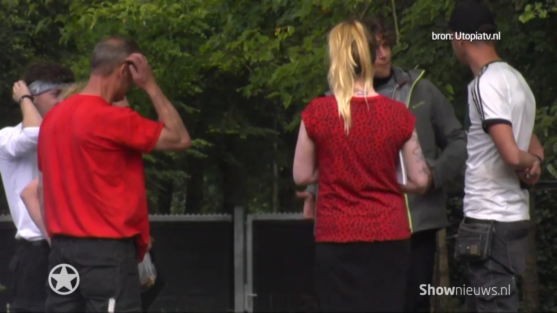 Nog een inwoner betreedt het Utopia-terrein