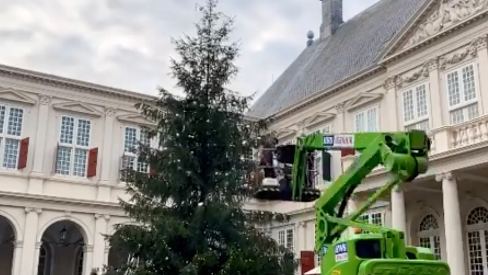 Kerstboom opgetuigd bij werkpaleis koning