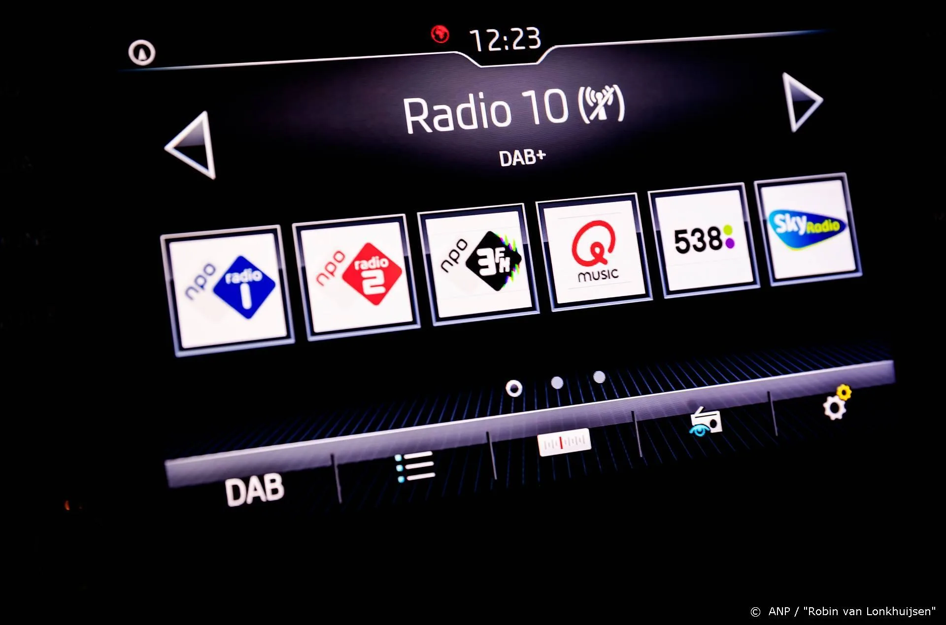 Weinig radiozenders gaan coronalied uitzenden