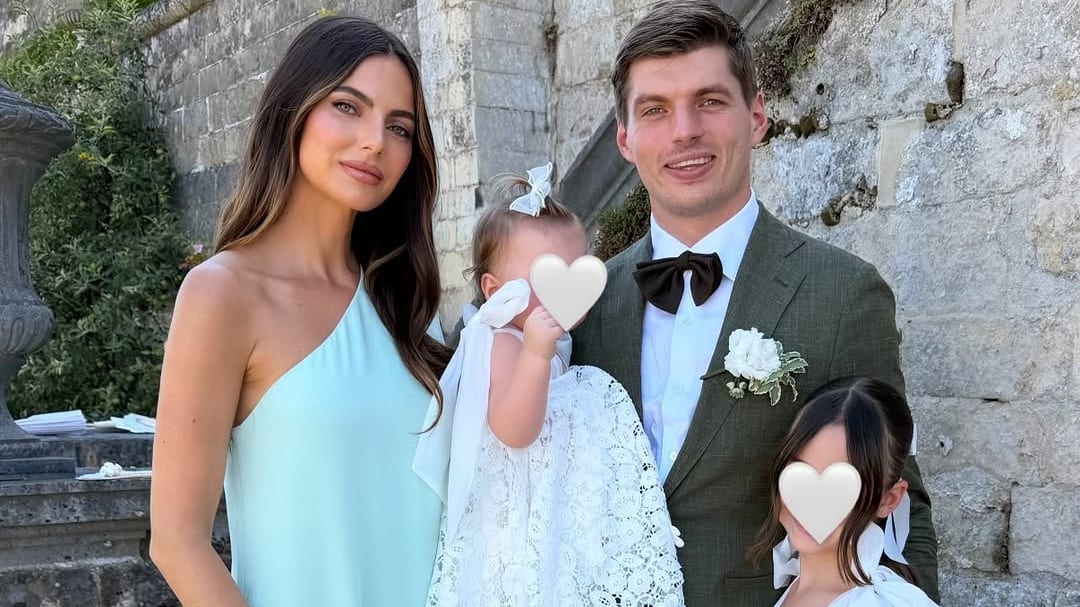 Max Verstappen straalt met Kelly Piquet op bruiloft van zijn zus