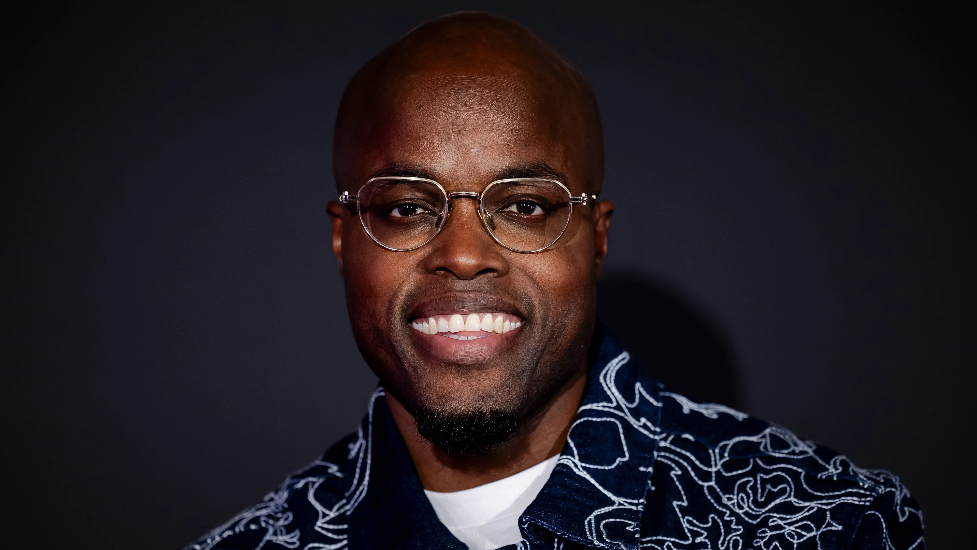 Jandino grijpt in tijdens show: 'Vuist in haar gezicht'