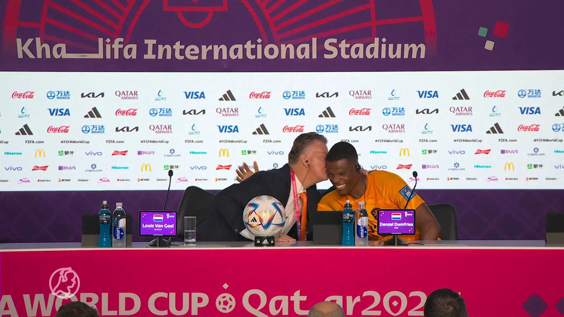 Van Gaal geeft dikke zoen aan Dumfries voor sterk optreden in achtste finale