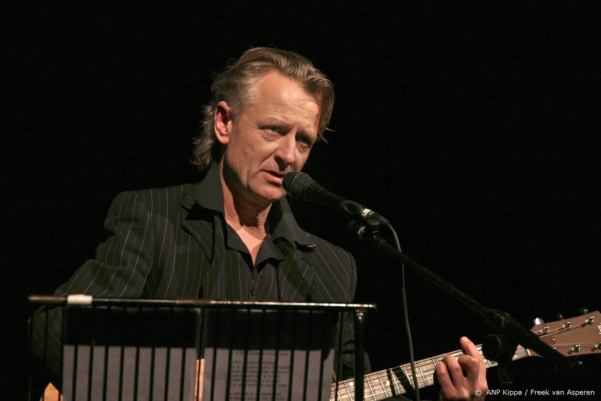 Cabaretier en liedjesschrijver Jeroen van Merwijk (65) overleden