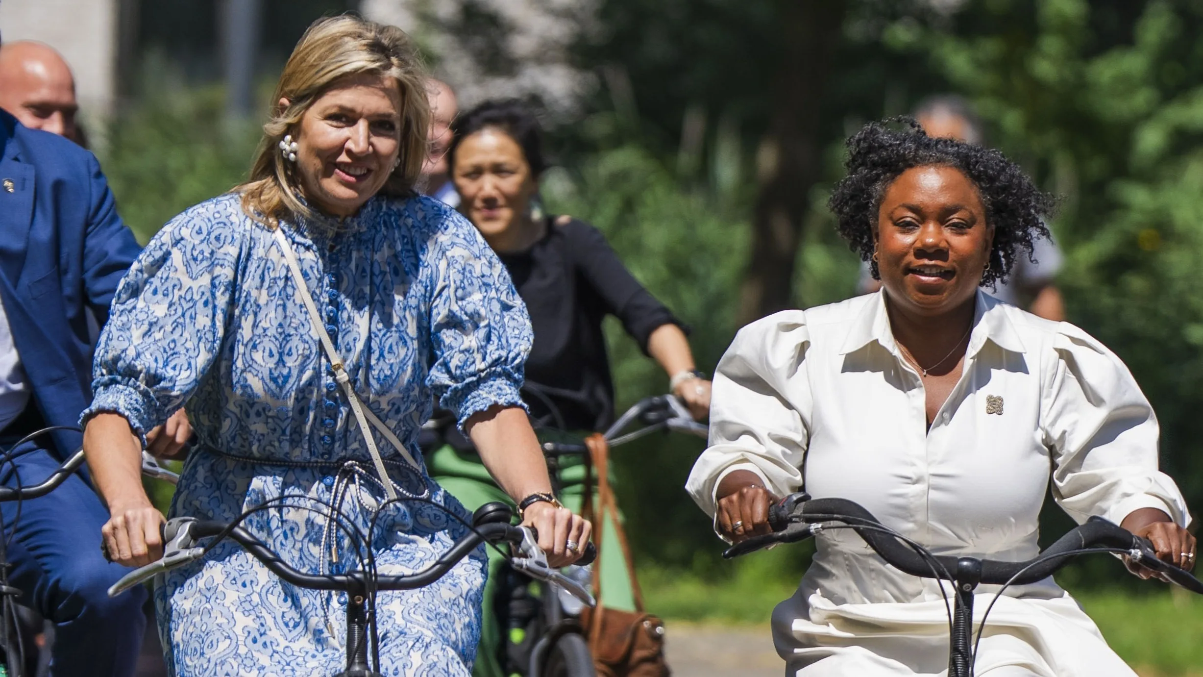 Zien: zomer in de bol bij Máxima, koningin fietst door Amsterdam-Zuidoost
