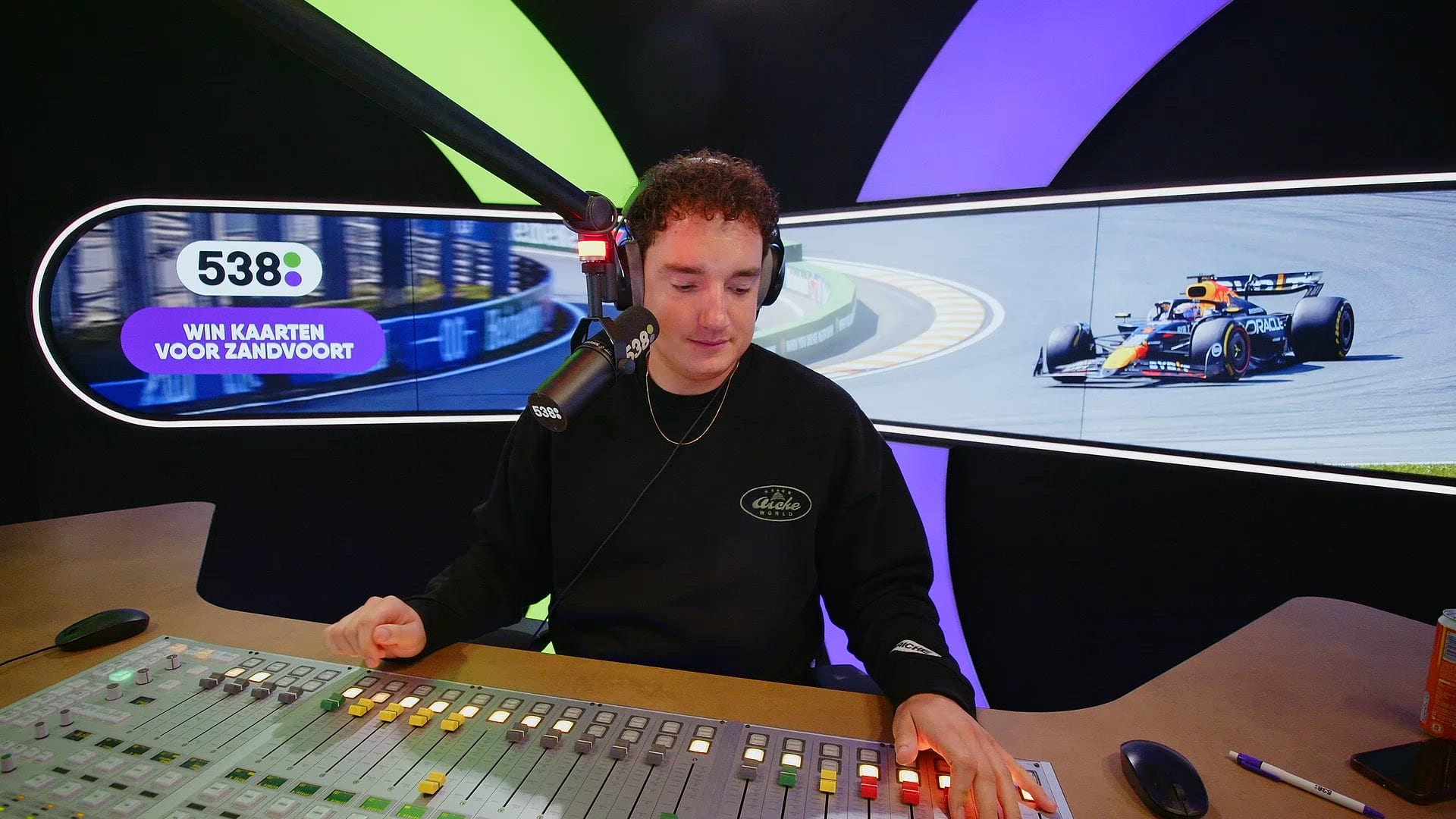 Henk Poort zingt het Wilhelmus tijdens Dutch Grand Prix