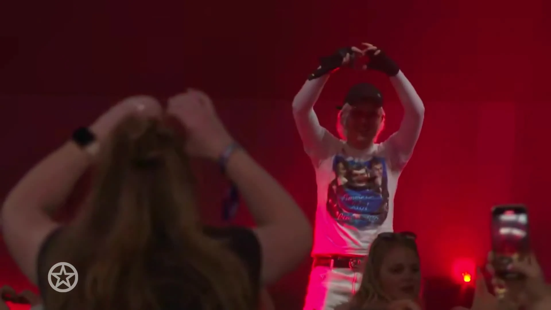 Joost Klein terug op het podium na songfestivaldrama