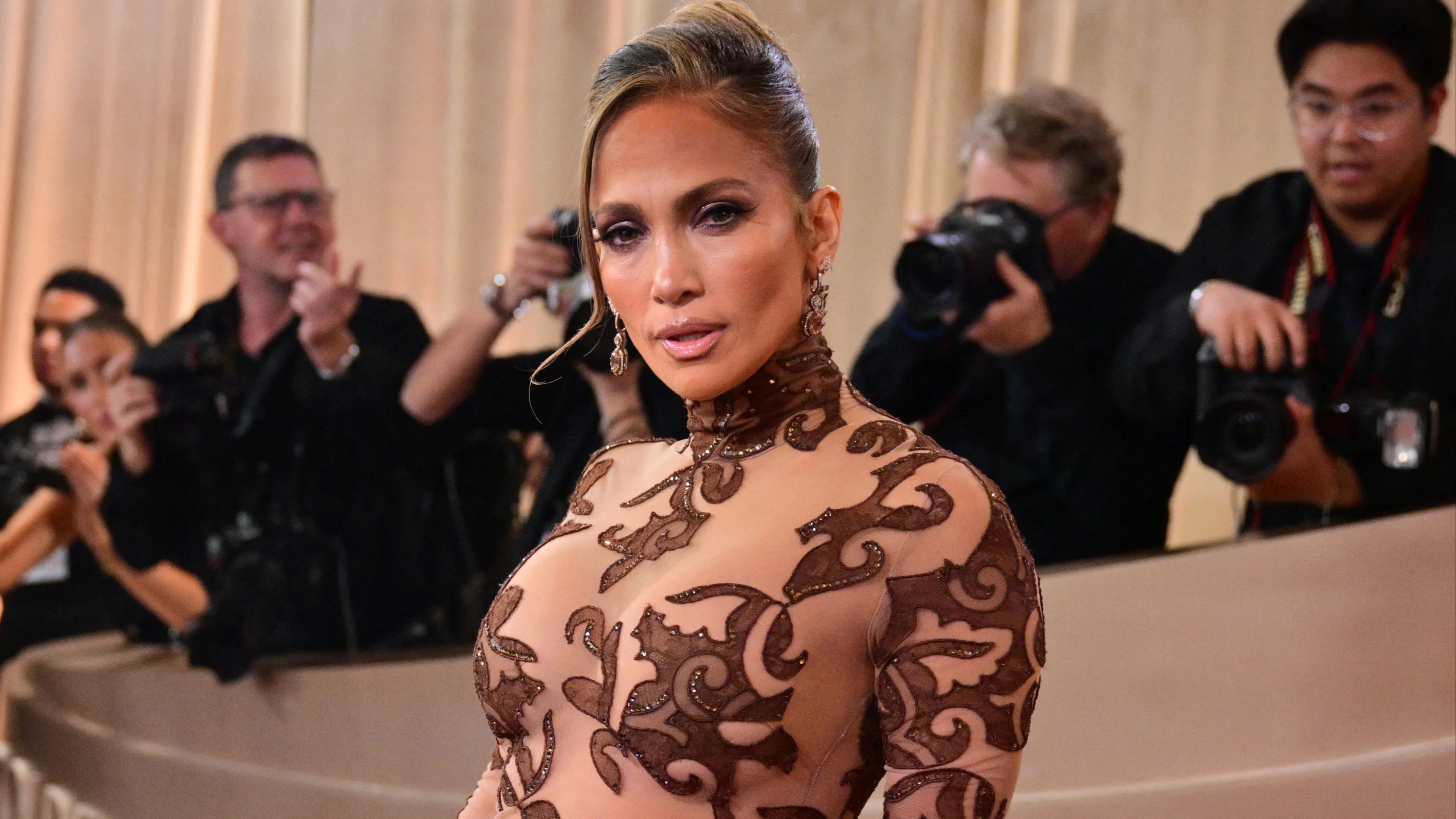Halfnaakte Jennifer Lopez reageert fel op kritiek