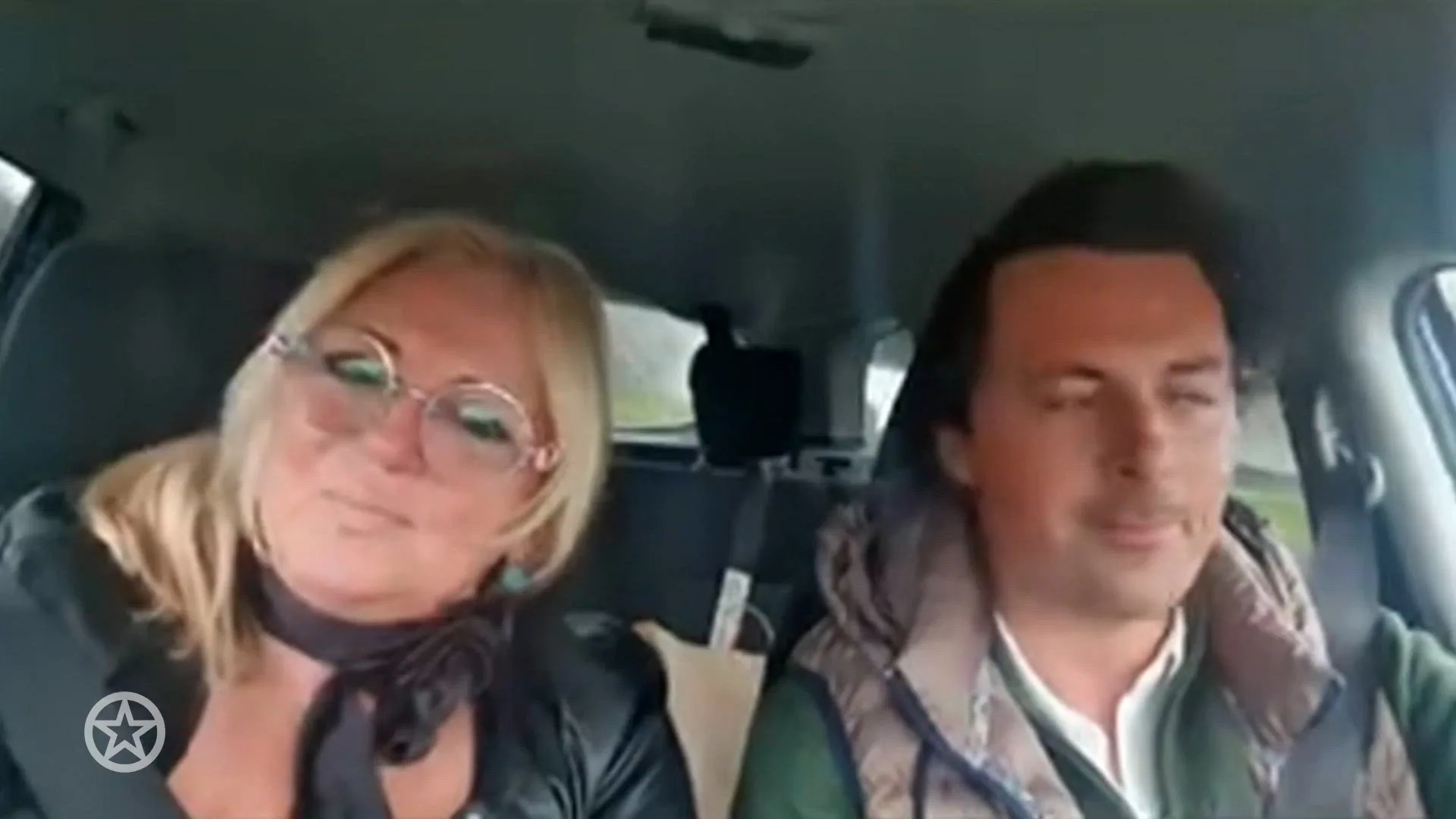 WVL-Mike en zijn moeder Monique zingen erop los