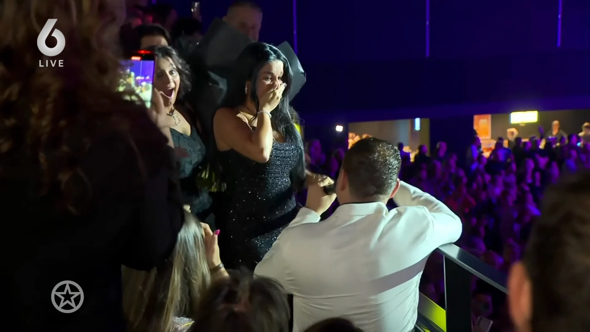 Deze bekende volkszanger doet huwelijksaanzoek tijdens concert