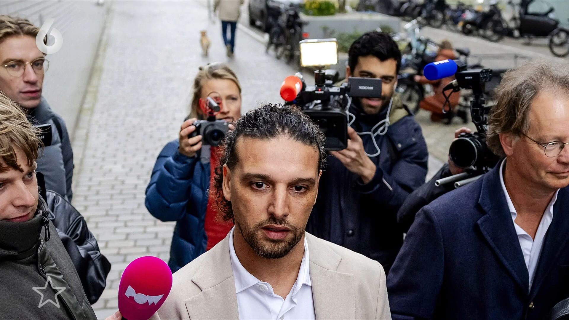 Ali B wordt gefilmd voor een mogelijke documentaire