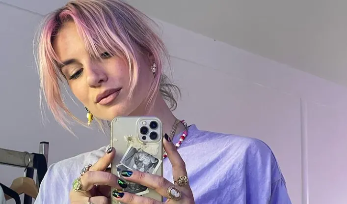 Maan reageert op brutale vraag over 'plastische chirurgie'