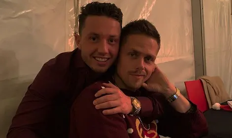 ZIEN: André Hazes barst bijna uit kleding