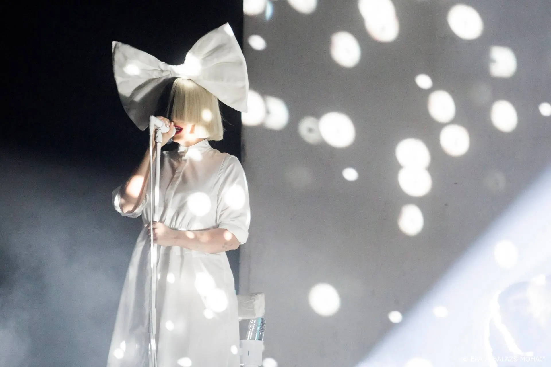 Sia heeft zoon geadopteerd