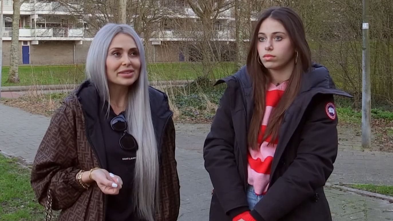 Steenrijk, Straatarm-kijkers ergeren zich aan rijke dames