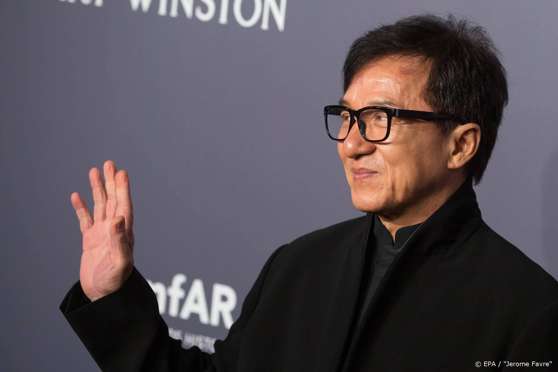Jackie Chan looft 130.000 euro uit voor remedie tegen coronavirus